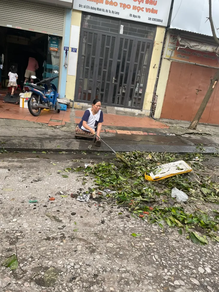 Người dân TP Hạ Long cùng nhau dọn dẹp vệ sinh môi trường sau bão số 3 - Ảnh 15. Người dân TP Hạ Long cùng nhau dọn dẹp vệ sinh môi trường sau bão số 3 - Ảnh 15.