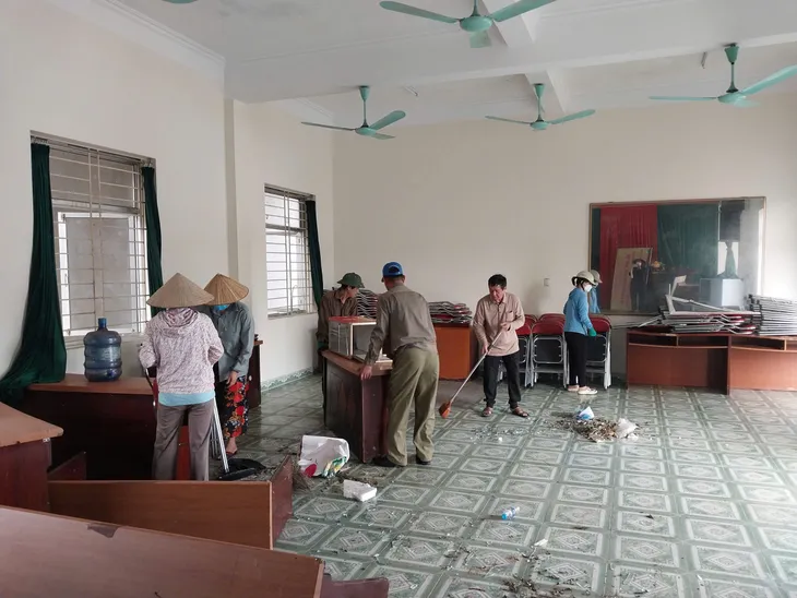 Người dân TP Hạ Long cùng nhau dọn dẹp vệ sinh môi trường sau bão số 3 - Ảnh 4. Người dân TP Hạ Long cùng nhau dọn dẹp vệ sinh môi trường sau bão số 3 - Ảnh 4.