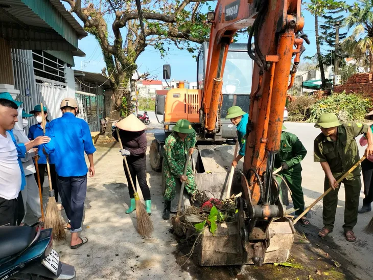 Người dân TP Hạ Long cùng nhau dọn dẹp vệ sinh môi trường sau bão số 3 - Ảnh 5. Người dân TP Hạ Long cùng nhau dọn dẹp vệ sinh môi trường sau bão số 3 - Ảnh 5.