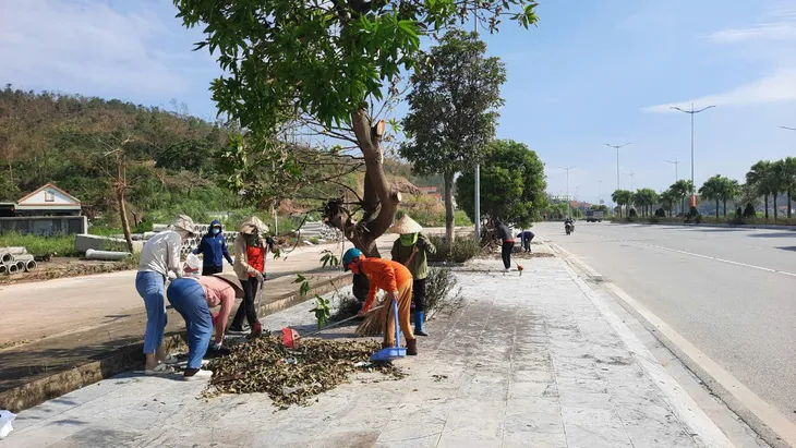 Người dân TP Hạ Long cùng nhau dọn dẹp vệ sinh môi trường sau bão số 3 - Ảnh 13. Người dân TP Hạ Long cùng nhau dọn dẹp vệ sinh môi trường sau bão số 3 - Ảnh 13.