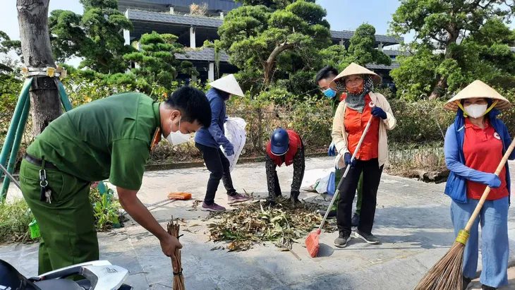 Người dân TP Hạ Long cùng nhau dọn dẹp vệ sinh môi trường sau bão số 3 - Ảnh 2. Người dân TP Hạ Long cùng nhau dọn dẹp vệ sinh môi trường sau bão số 3 - Ảnh 2.