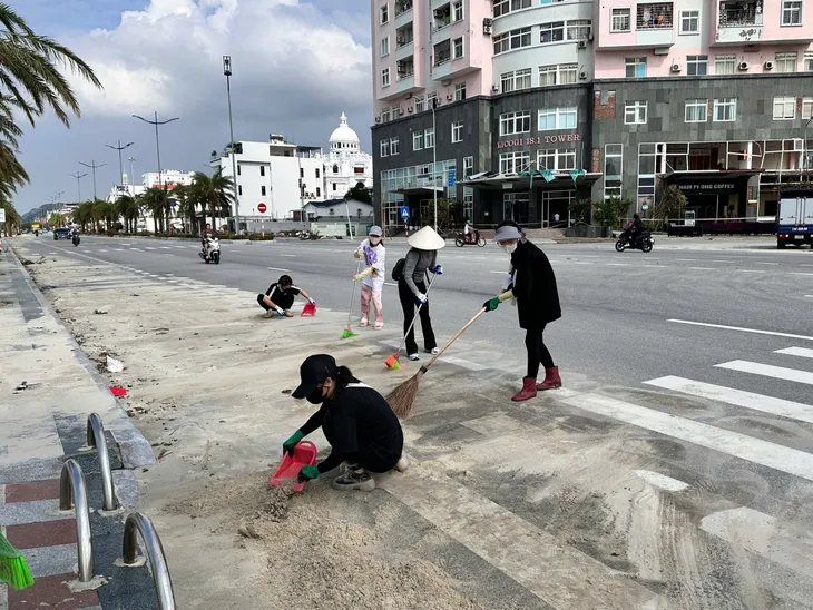 Người dân TP Hạ Long cùng nhau dọn dẹp vệ sinh môi trường sau bão số 3 - Ảnh 10. Người dân TP Hạ Long cùng nhau dọn dẹp vệ sinh môi trường sau bão số 3 - Ảnh 10.