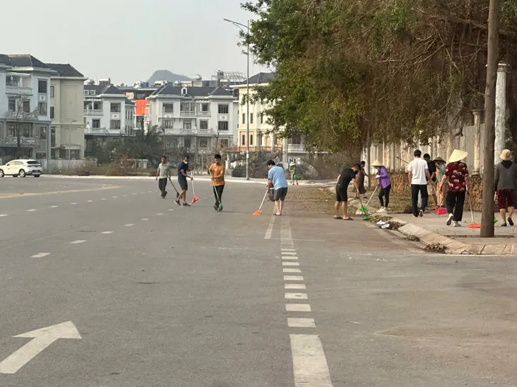 Người dân TP Hạ Long cùng nhau dọn dẹp vệ sinh môi trường sau bão số 3 - Ảnh 1. Người dân TP Hạ Long cùng nhau dọn dẹp vệ sinh môi trường sau bão số 3 - Ảnh 1.
