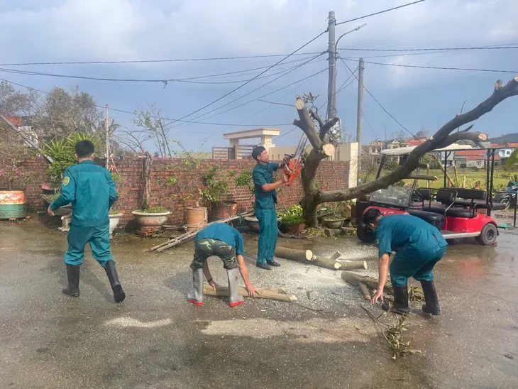 Người dân TP Hạ Long cùng nhau dọn dẹp vệ sinh môi trường sau bão số 3 - Ảnh 6. Người dân TP Hạ Long cùng nhau dọn dẹp vệ sinh môi trường sau bão số 3 - Ảnh 6.