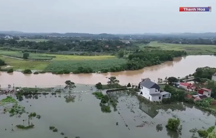 Hàng trăm hộ dân ở Thanh Hóa bị cô lập trong nước lũ - Ảnh 1. Hàng trăm hộ dân ở Thanh Hóa bị cô lập trong nước lũ - Ảnh 1.
