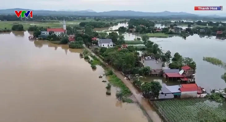 Hàng trăm hộ dân ở Thanh Hóa bị cô lập trong nước lũ - Ảnh 2. Hàng trăm hộ dân ở Thanh Hóa bị cô lập trong nước lũ - Ảnh 2.
