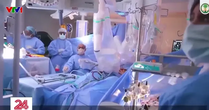 Lần đầu tiên thực hiện thành công ca ghép tim hoàn toàn do robot tiến hành - Ảnh 1. Lần đầu tiên thực hiện thành công ca ghép tim hoàn toàn do robot tiến hành - Ảnh 1.