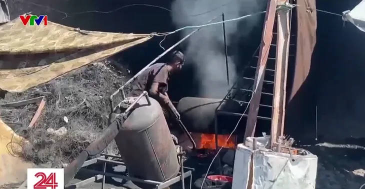 Người dân Dải Gaza đốt nhựa làm nhiên liệu - Ảnh 1. Người dân Dải Gaza đốt nhựa làm nhiên liệu - Ảnh 1.