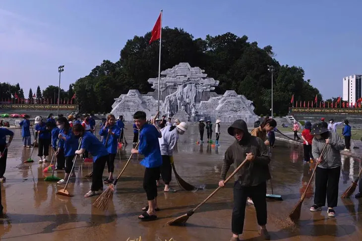 Tuyên Quang: Toàn dân tham gia tổng vệ sinh đường phố sau cơn bão số 3 - Ảnh 10. Tuyên Quang: Toàn dân tham gia tổng vệ sinh đường phố sau cơn bão số 3 - Ảnh 10.