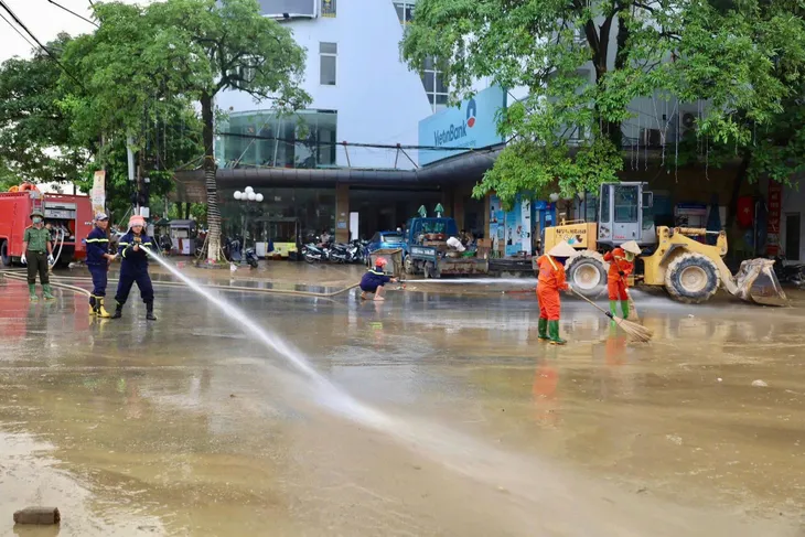 Tuyên Quang: Toàn dân tham gia tổng vệ sinh đường phố sau cơn bão số 3 - Ảnh 14. Tuyên Quang: Toàn dân tham gia tổng vệ sinh đường phố sau cơn bão số 3 - Ảnh 14.