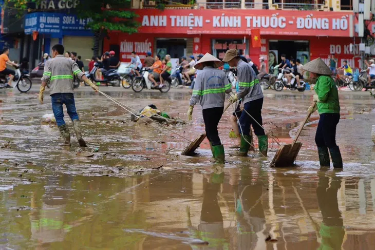 Tuyên Quang: Toàn dân tham gia tổng vệ sinh đường phố sau cơn bão số 3 - Ảnh 3. Tuyên Quang: Toàn dân tham gia tổng vệ sinh đường phố sau cơn bão số 3 - Ảnh 3.