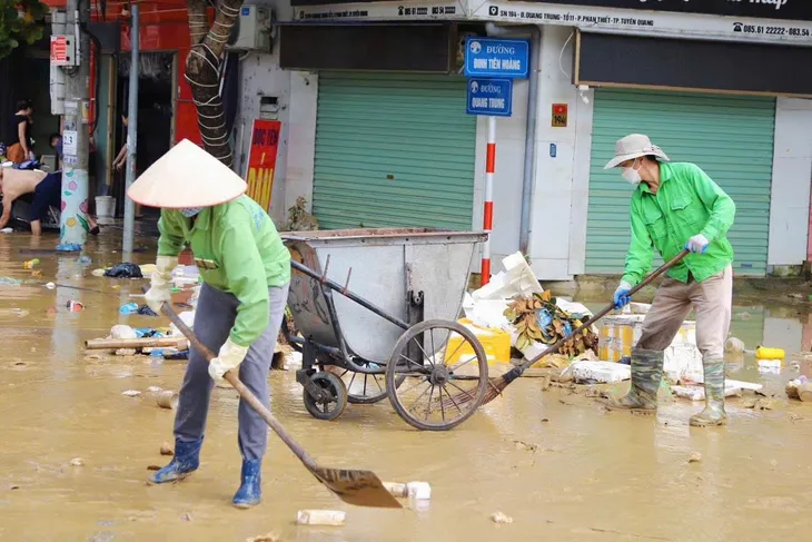 Tuyên Quang: Toàn dân tham gia tổng vệ sinh đường phố sau cơn bão số 3 - Ảnh 6. Tuyên Quang: Toàn dân tham gia tổng vệ sinh đường phố sau cơn bão số 3 - Ảnh 6.