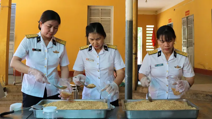 Phụ nữ Lữ Hải quân ủng hộ người dân chịu thiệt hại do bão số 3 - Ảnh 2. Phụ nữ Lữ Hải quân ủng hộ người dân chịu thiệt hại do bão số 3 - Ảnh 2.