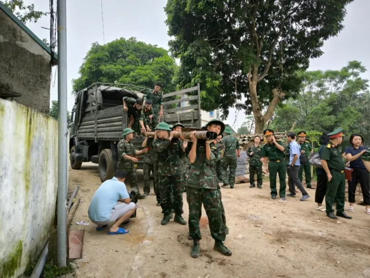 Lắp đặt cầu phao thay thế cầu Phong Châu trong thời gian ngắn nhất - Ảnh 1. Lắp đặt cầu phao thay thế cầu Phong Châu trong thời gian ngắn nhất - Ảnh 1.