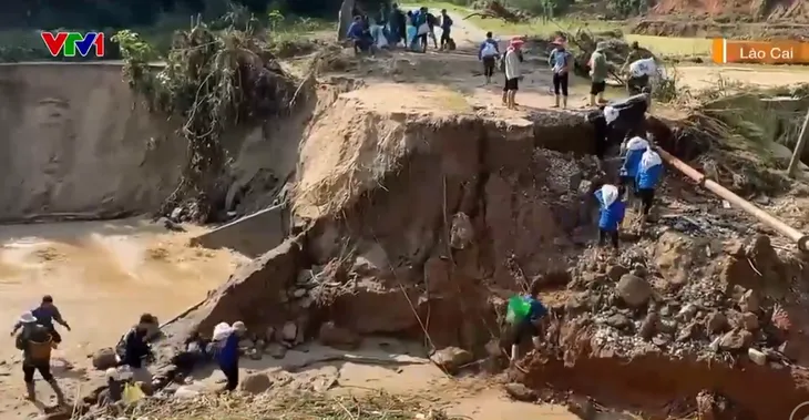Lào Cai: Cõng hàng cứu trợ lên núi - Ảnh 1. Lào Cai: Cõng hàng cứu trợ lên núi - Ảnh 1.