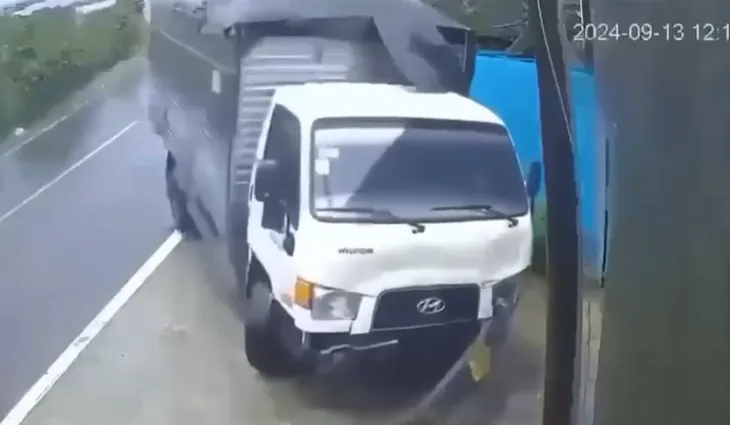 Vào cua nhanh trên đường trơn trượt, xe tải tông thẳng người đi xe máy - Ảnh 1. Vào cua nhanh trên đường trơn trượt, xe tải tông thẳng người đi xe máy - Ảnh 1.