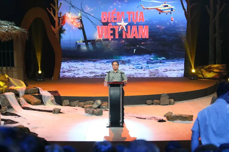 Chương trình đặc biệt Điểm tựa Việt Nam: Tình người là điểm tựa trong bão lũ... - Ảnh 1. Chương trình đặc biệt Điểm tựa Việt Nam: Tình người là điểm tựa trong bão lũ... - Ảnh 1.