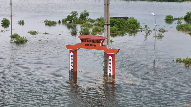 Phó Bí thư Thường trực Thành ủy Hà Nội thăm vùng rốn lũ ở Mỹ Đức - Ảnh 2. Phó Bí thư Thường trực Thành ủy Hà Nội thăm vùng rốn lũ ở Mỹ Đức - Ảnh 2.