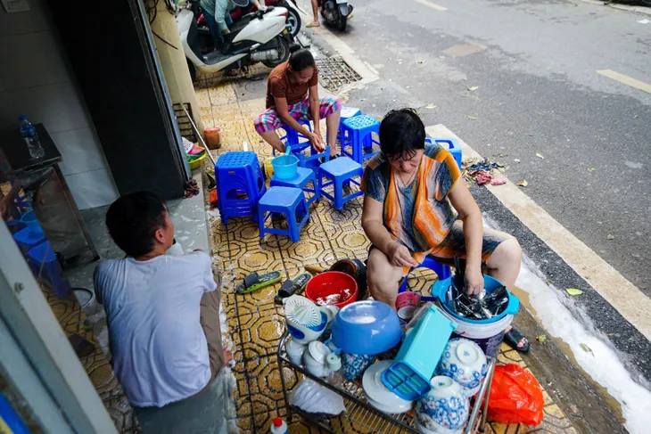 Người dân Hà Nội tất bật dọn dẹp nhà ở, tuyến phố sau lũ - Ảnh 1. Người dân Hà Nội tất bật dọn dẹp nhà ở, tuyến phố sau lũ - Ảnh 1.