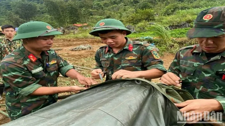 Cao Bằng: Bộ đội dựng nhà bạt làm chỗ ở tạm thời cho người dân vùng sạt lở đất - Ảnh 1. Cao Bằng: Bộ đội dựng nhà bạt làm chỗ ở tạm thời cho người dân vùng sạt lở đất - Ảnh 1.