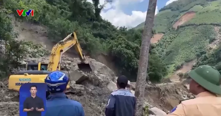 Nỗ lực thông đường phục vụ cứu hộ tại Lào Cai - Ảnh 1. Nỗ lực thông đường phục vụ cứu hộ tại Lào Cai - Ảnh 1.
