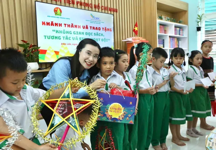 Trung thu cho em “Lồng đèn thắp sáng ước mơ”: Mang trung thu đến cho trẻ em nghèo - Ảnh 5. Trung thu cho em “Lồng đèn thắp sáng ước mơ”: Mang trung thu đến cho trẻ em nghèo - Ảnh 5.
