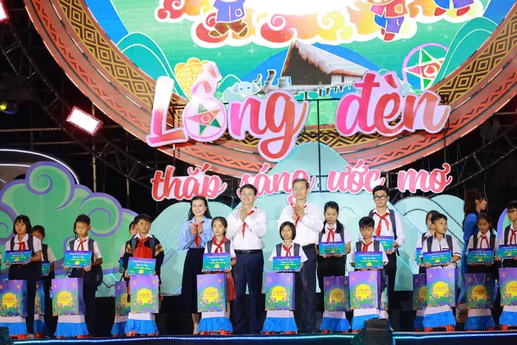 Trung thu cho em “Lồng đèn thắp sáng ước mơ”: Mang trung thu đến cho trẻ em nghèo - Ảnh 3. Trung thu cho em “Lồng đèn thắp sáng ước mơ”: Mang trung thu đến cho trẻ em nghèo - Ảnh 3.