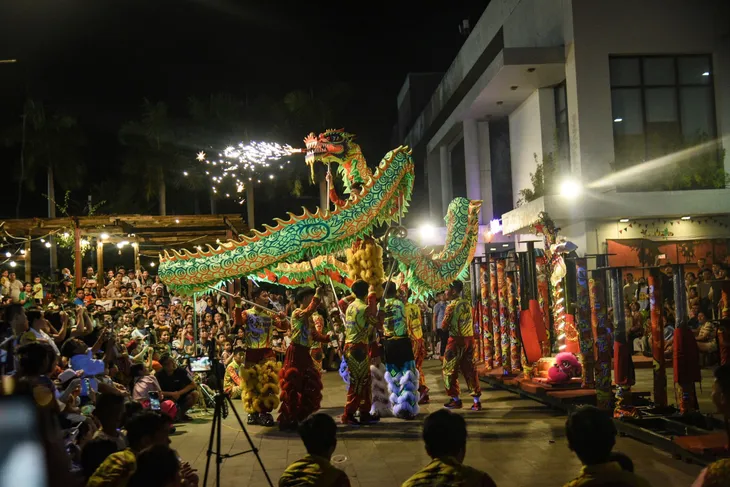 Lân sư rồng rộn ràng phố phường Đà Nẵng dịp Trung thu - Ảnh 1. Lân sư rồng rộn ràng phố phường Đà Nẵng dịp Trung thu - Ảnh 1.