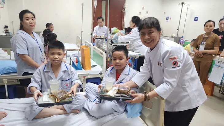Các đầu bếp mang tới 200 suất cơm ngon và nhiều bánh trung thu tặng bệnh nhi tại Hà Nội   - Ảnh 3.