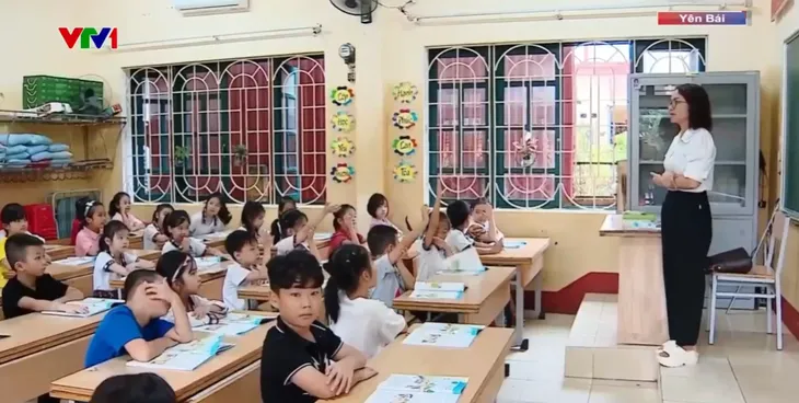 Học sinh vùng ngập đi học trở lại - Ảnh 1. Học sinh vùng ngập đi học trở lại - Ảnh 1.