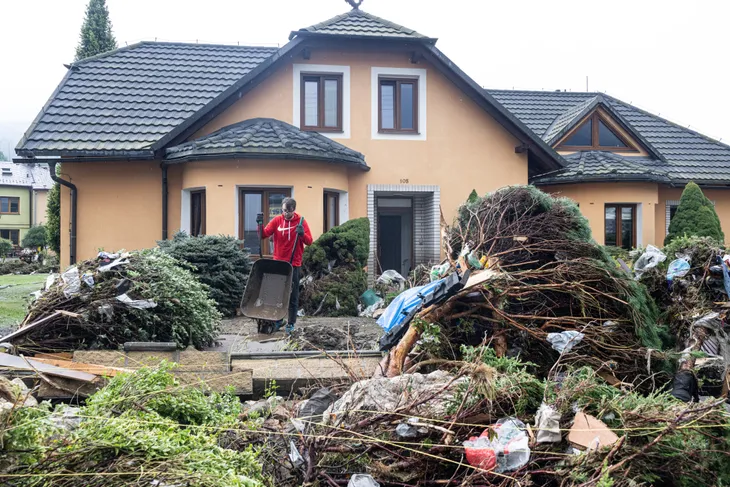 Người dân Cộng hòa Czech dọn dẹp sau trận lũ lịch sử - Ảnh 1. Người dân Cộng hòa Czech dọn dẹp sau trận lũ lịch sử - Ảnh 1.