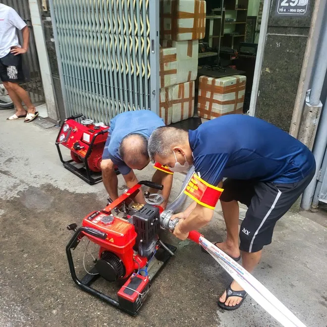 Cháy kho hàng tại căn nhà cấp 4 trên phố Trần Bình - Ảnh 2. Cháy kho hàng tại căn nhà cấp 4 trên phố Trần Bình - Ảnh 2.
