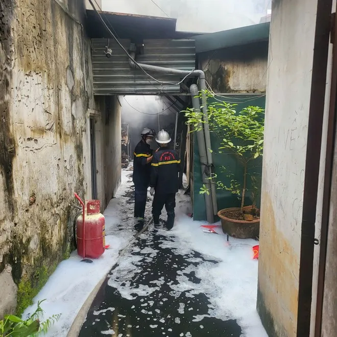 Cháy kho hàng tại căn nhà cấp 4 trên phố Trần Bình - Ảnh 3. Cháy kho hàng tại căn nhà cấp 4 trên phố Trần Bình - Ảnh 3.
