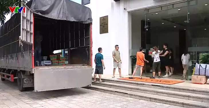 Hà Nội sẻ chia trong bão lũ - Ảnh 1. Hà Nội sẻ chia trong bão lũ - Ảnh 1.