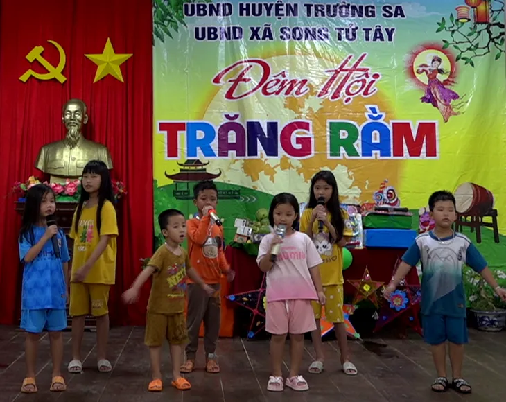 Thiếu nhi huyện Trường Sa vui Tết Trung thu - Ảnh 3. Thiếu nhi huyện Trường Sa vui Tết Trung thu - Ảnh 3.