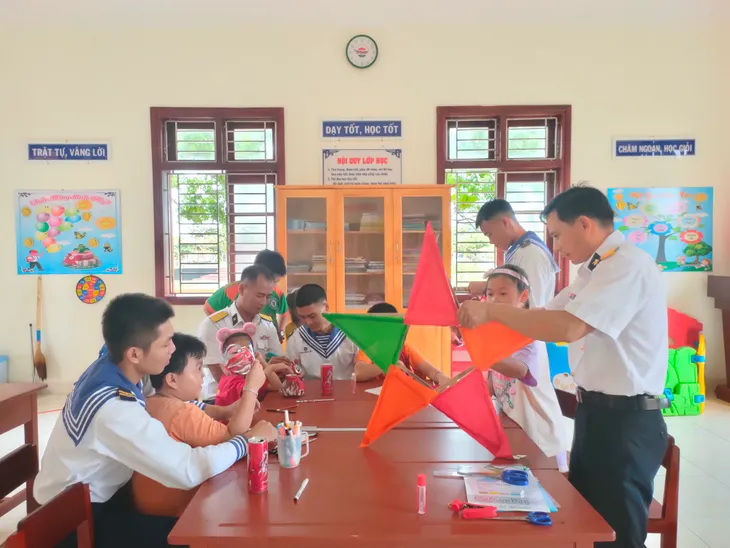 Thiếu nhi huyện Trường Sa vui Tết Trung thu - Ảnh 1. Thiếu nhi huyện Trường Sa vui Tết Trung thu - Ảnh 1.