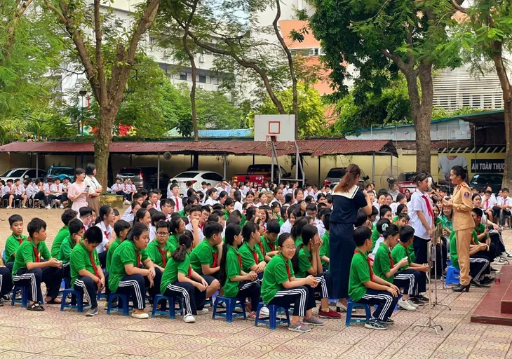 Hà Nội đẩy mạnh tuyên truyền an toàn giao thông cho lứa tuổi học sinh - Ảnh 2. Hà Nội đẩy mạnh tuyên truyền an toàn giao thông cho lứa tuổi học sinh - Ảnh 2.