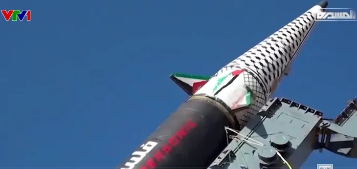 Houthi công bố video phóng tên lửa siêu vượt âm vào Israel - Ảnh 1.