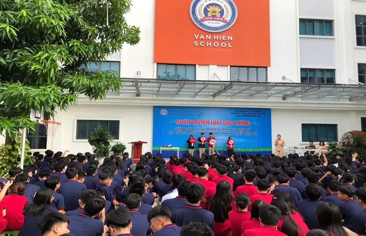 Hà Nội đẩy mạnh tuyên truyền an toàn giao thông cho lứa tuổi học sinh - Ảnh 1. Hà Nội đẩy mạnh tuyên truyền an toàn giao thông cho lứa tuổi học sinh - Ảnh 1.