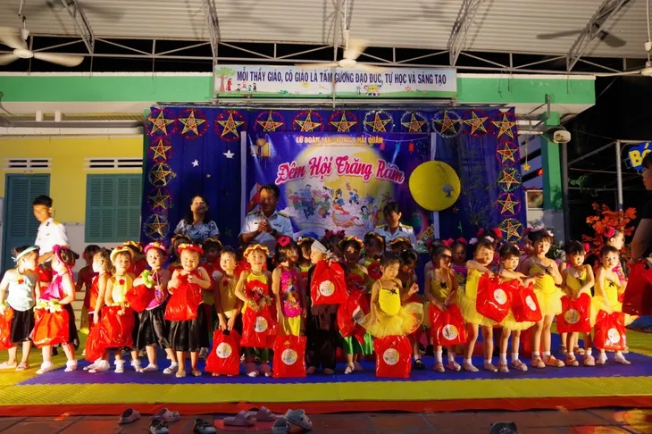 Thiếu nhi huyện Trường Sa vui Tết Trung thu - Ảnh 4. Thiếu nhi huyện Trường Sa vui Tết Trung thu - Ảnh 4.