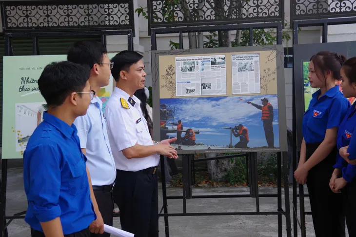 Hơn 300 sinh viên, đoàn viên Đà Bẵng tham gia triển lãm và tuyên tuyền biển, đảo - Ảnh 1. Hơn 300 sinh viên, đoàn viên Đà Bẵng tham gia triển lãm và tuyên tuyền biển, đảo - Ảnh 1.