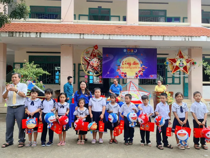 Từ đất liền đến hải đảo: Trung thu lan tỏa khắp Khánh Hòa - Ảnh 1.