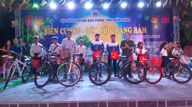Hàng nghìn phần quà tặng cho trẻ em nghèo trên biên giới Việt – Lào dịp Tết Trung thu - Ảnh 5. Hàng nghìn phần quà tặng cho trẻ em nghèo trên biên giới Việt – Lào dịp Tết Trung thu - Ảnh 5.