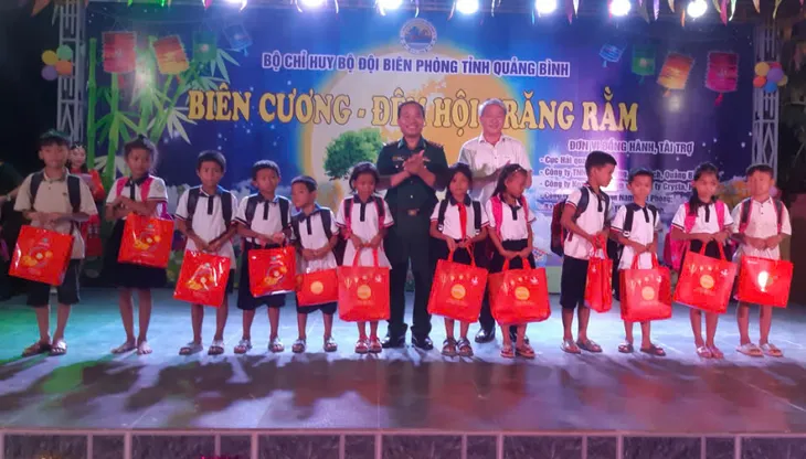 Hàng nghìn phần quà tặng cho trẻ em nghèo trên biên giới Việt – Lào dịp Tết Trung thu - Ảnh 6. Hàng nghìn phần quà tặng cho trẻ em nghèo trên biên giới Việt – Lào dịp Tết Trung thu - Ảnh 6.