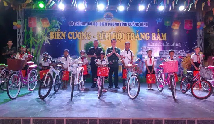 Hàng nghìn phần quà tặng cho trẻ em nghèo trên biên giới Việt – Lào dịp Tết Trung thu - Ảnh 8. Hàng nghìn phần quà tặng cho trẻ em nghèo trên biên giới Việt – Lào dịp Tết Trung thu - Ảnh 8.