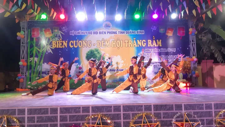 Hàng nghìn phần quà tặng cho trẻ em nghèo trên biên giới Việt – Lào dịp Tết Trung thu - Ảnh 2. Hàng nghìn phần quà tặng cho trẻ em nghèo trên biên giới Việt – Lào dịp Tết Trung thu - Ảnh 2.