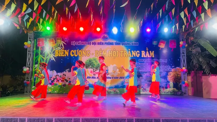 Hàng nghìn phần quà tặng cho trẻ em nghèo trên biên giới Việt – Lào dịp Tết Trung thu - Ảnh 3. Hàng nghìn phần quà tặng cho trẻ em nghèo trên biên giới Việt – Lào dịp Tết Trung thu - Ảnh 3.