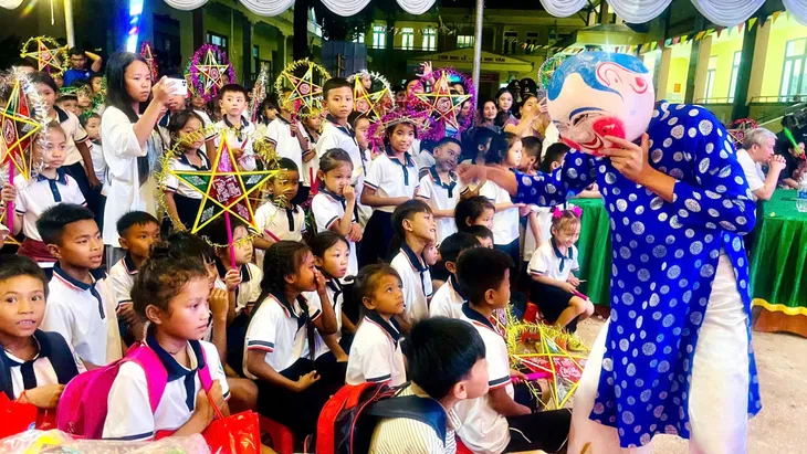 Hàng nghìn phần quà tặng cho trẻ em nghèo trên biên giới Việt – Lào dịp Tết Trung thu - Ảnh 4. Hàng nghìn phần quà tặng cho trẻ em nghèo trên biên giới Việt – Lào dịp Tết Trung thu - Ảnh 4.
