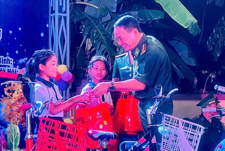 Hàng nghìn phần quà tặng cho trẻ em nghèo trên biên giới Việt – Lào dịp Tết Trung thu - Ảnh 7. Hàng nghìn phần quà tặng cho trẻ em nghèo trên biên giới Việt – Lào dịp Tết Trung thu - Ảnh 7.