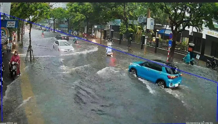 Đà Nẵng mưa lớn gây ngập sâu do ảnh hưởng rìa xa áp thấp nhiệt đới - Ảnh 4. Đà Nẵng mưa lớn gây ngập sâu do ảnh hưởng rìa xa áp thấp nhiệt đới - Ảnh 4.